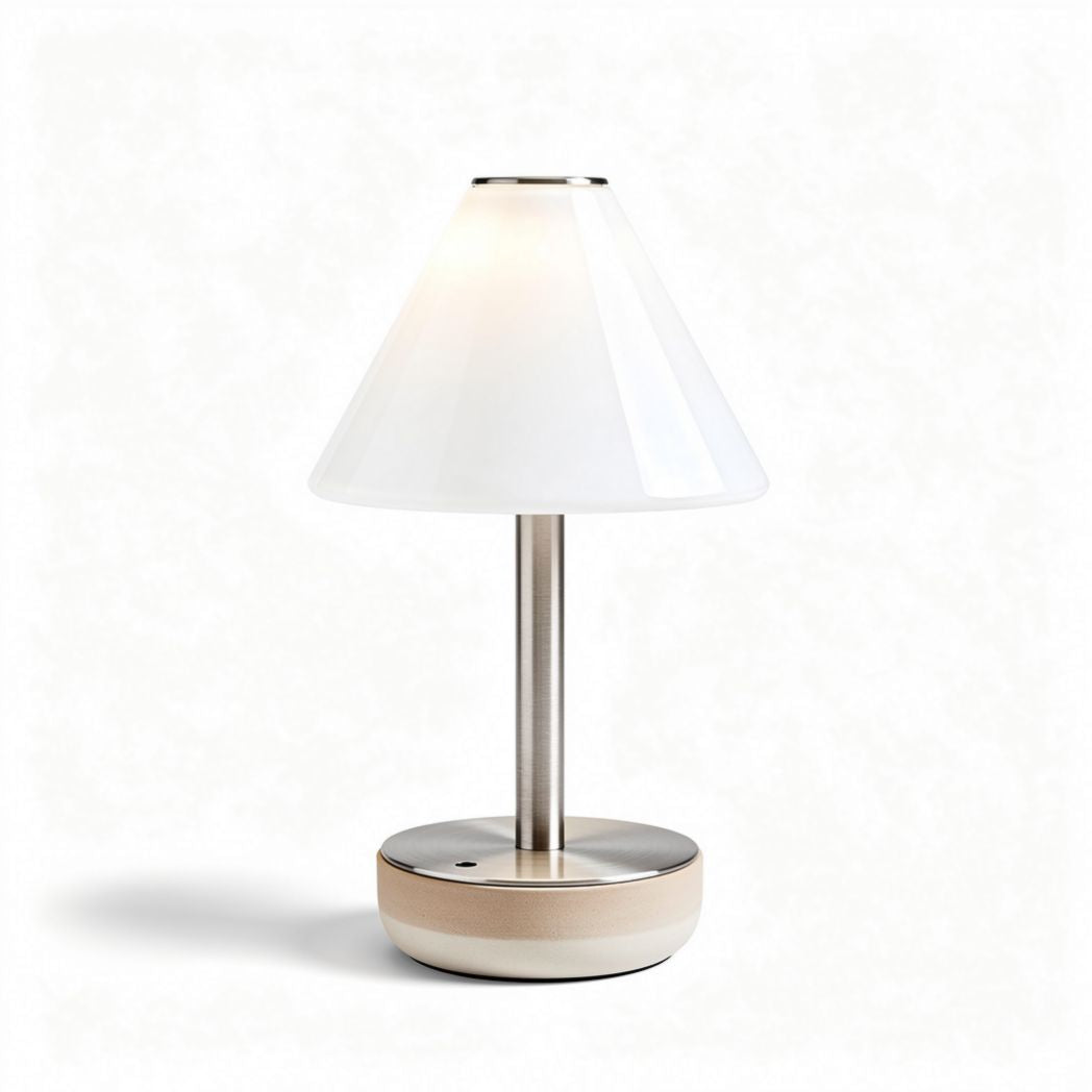 Luminária de mesa com base de metal e cúpula de vidro 20 x 20 x 40cm